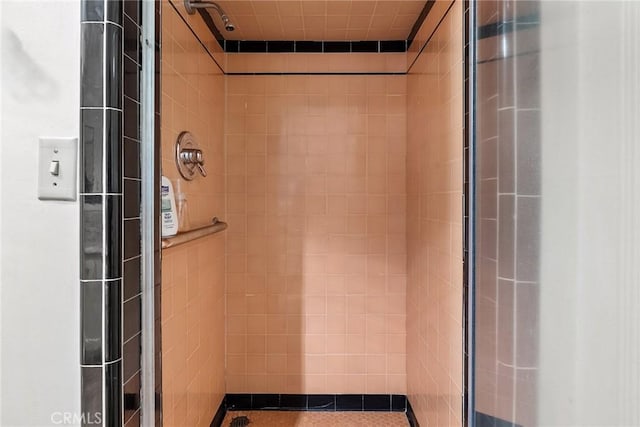 bathroom featuring a tile shower