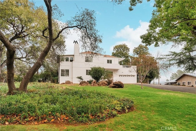 view of front of property with a front yard