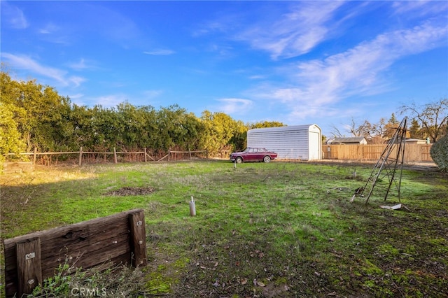 view of yard featuring a shed