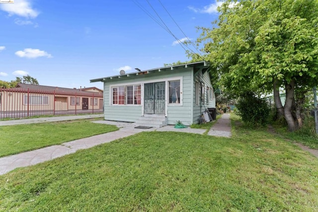 view of front of property featuring a front lawn