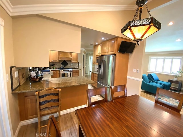 kitchen with kitchen peninsula, crown molding, stainless steel appliances, and custom range hood