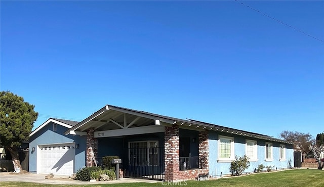 ranch-style house featuring a front lawn and a garage