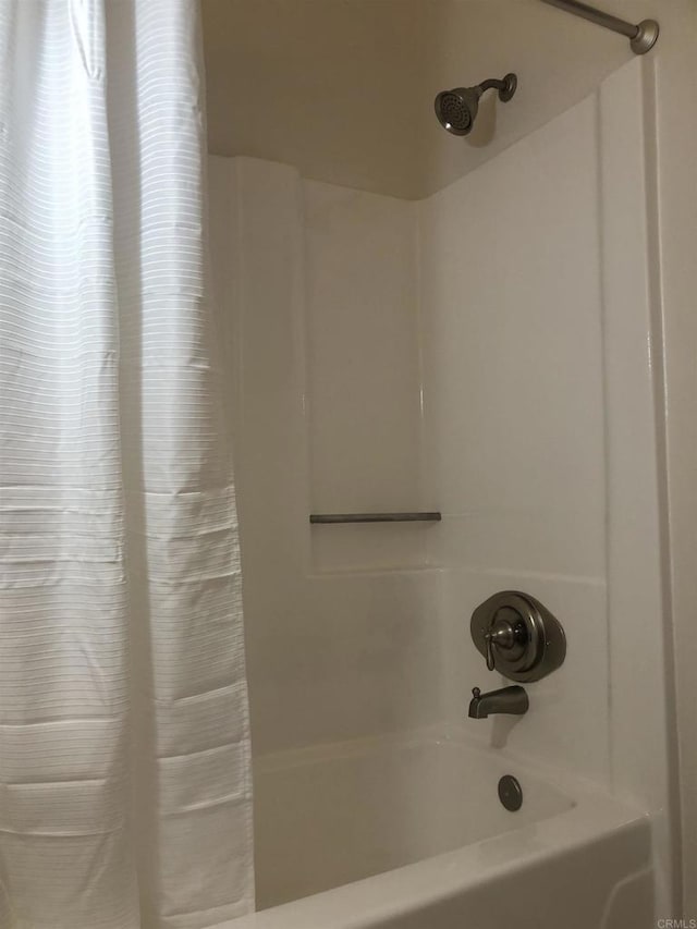 bathroom featuring shower / tub combo