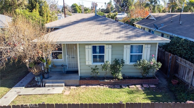 view of front of house featuring a front yard