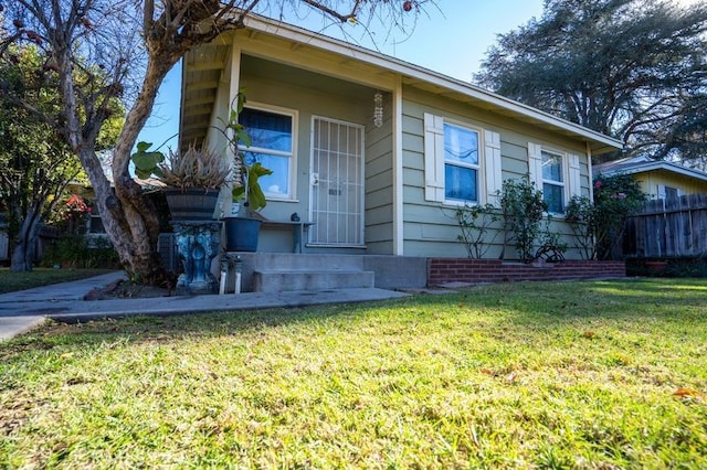 view of front facade featuring a front lawn