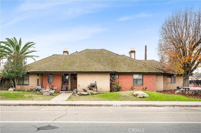 ranch-style home with a front yard