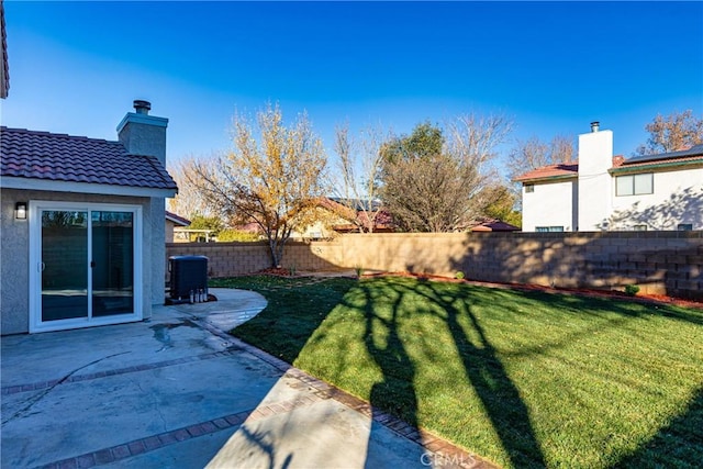 view of yard featuring a patio area