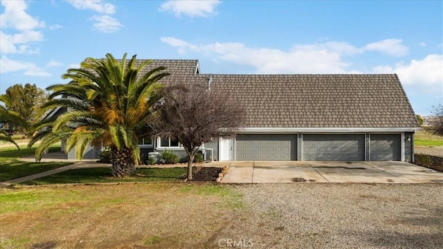 view of front of home featuring a front lawn and a garage