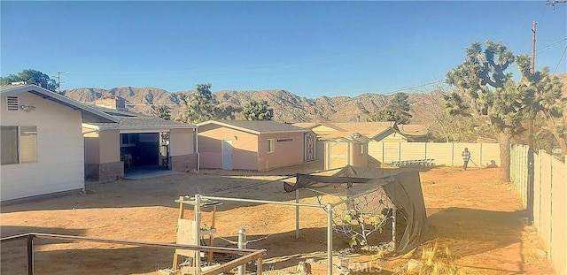 view of yard with a mountain view