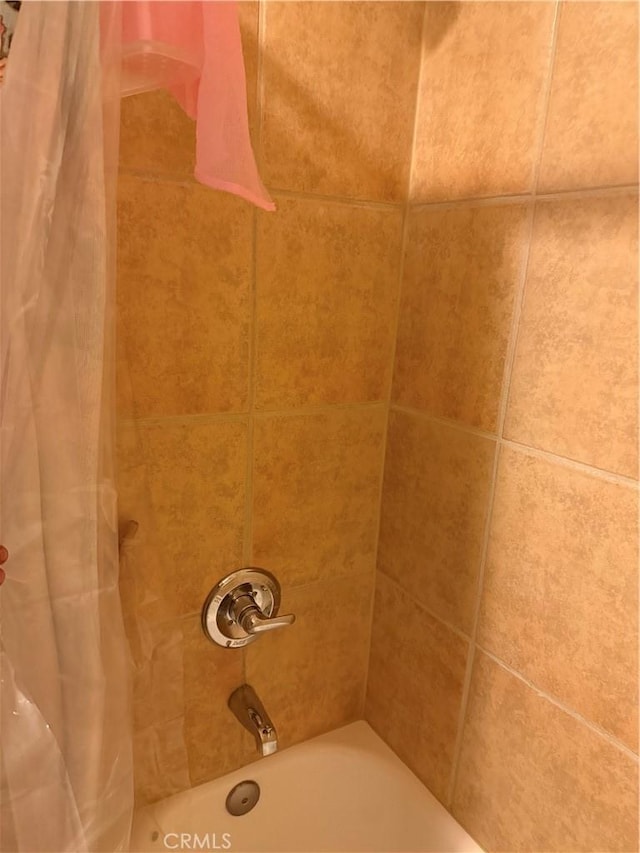 details with shower / bathtub combination with curtain