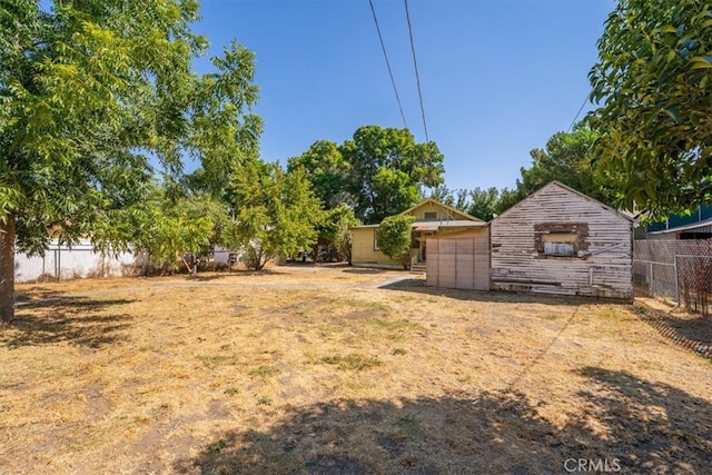 view of yard with an outdoor structure