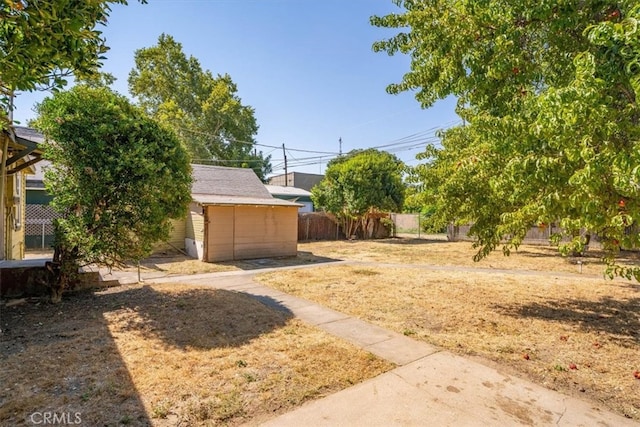 view of yard featuring a shed