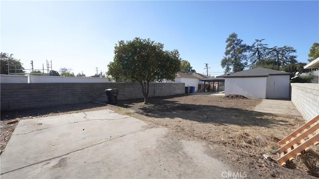 view of yard with a patio area