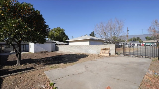 view of side of property with an outdoor structure