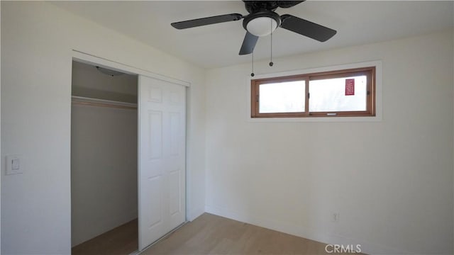 unfurnished bedroom featuring ceiling fan and a closet