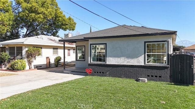 bungalow featuring a front lawn