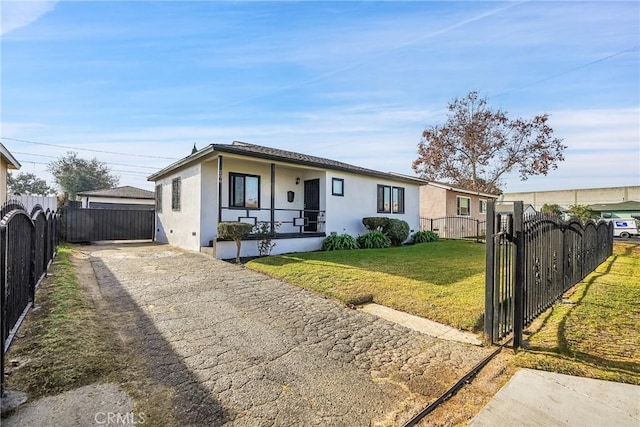 view of front of property featuring a front yard