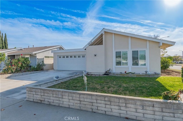 view of front of house featuring a front lawn and a garage