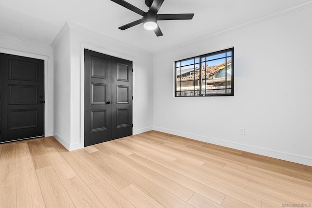 entryway with ceiling fan, light wood-type flooring, and crown molding