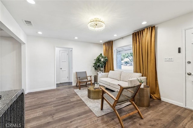 living room featuring baseboards, wood finished floors, visible vents, and recessed lighting