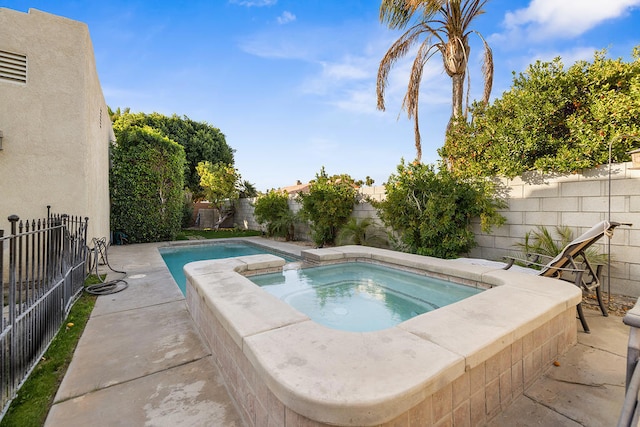 view of pool featuring an in ground hot tub