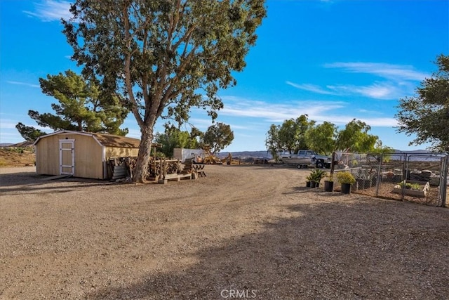 view of yard with a storage unit