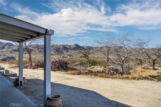 view of yard with a mountain view