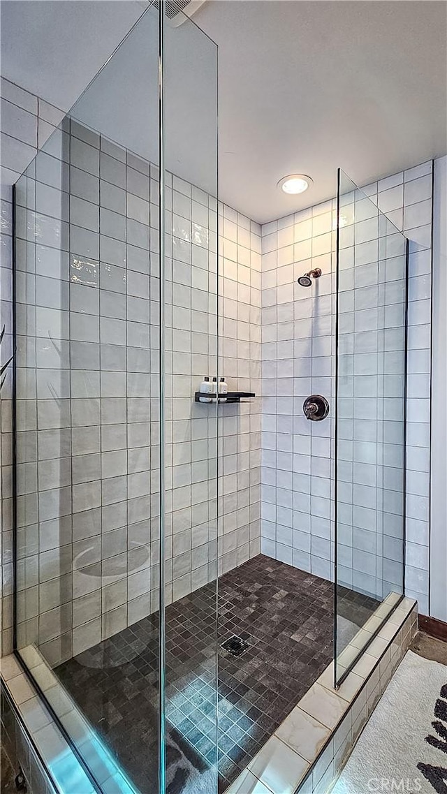 bathroom featuring tiled shower