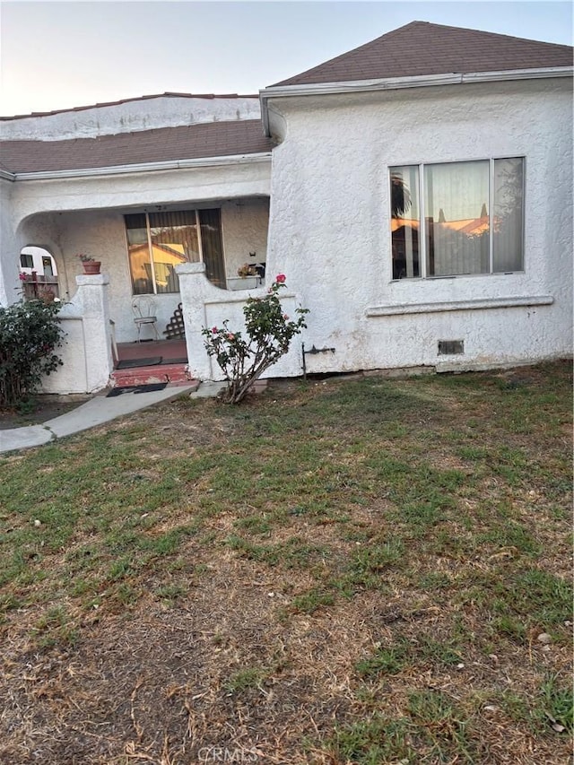 view of side of property featuring a lawn