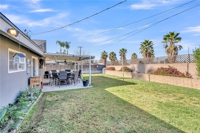 view of yard featuring a patio