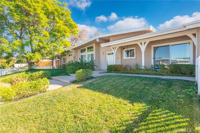 ranch-style house featuring a front lawn