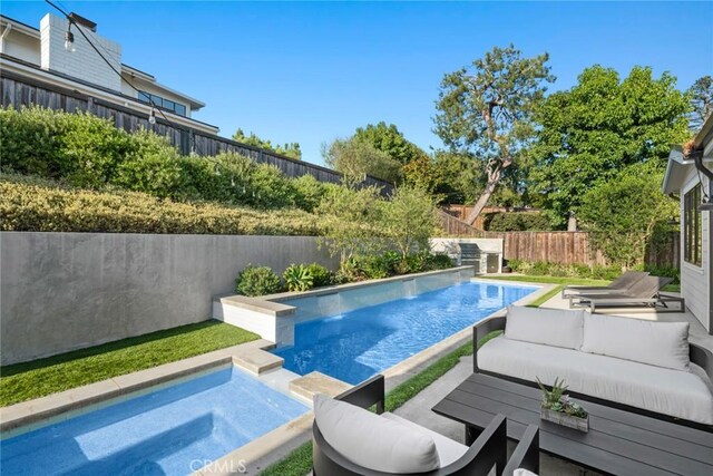 view of pool featuring an in ground hot tub