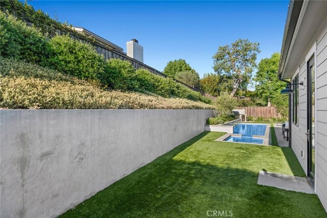 view of yard featuring a fenced in pool