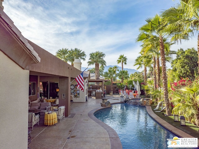 view of swimming pool with an in ground hot tub and a patio