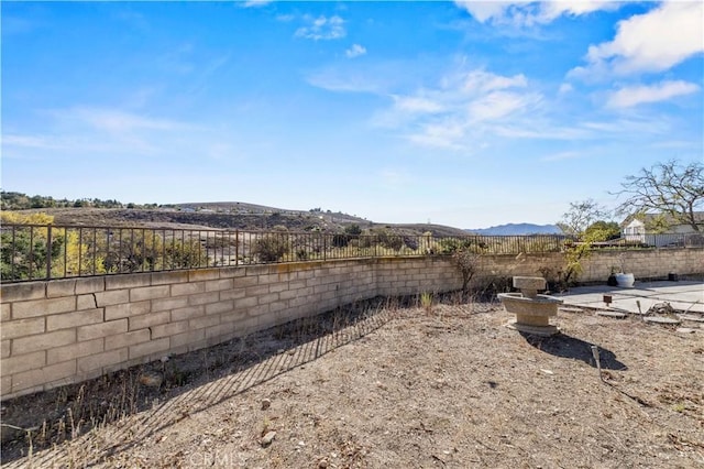 view of yard featuring a mountain view