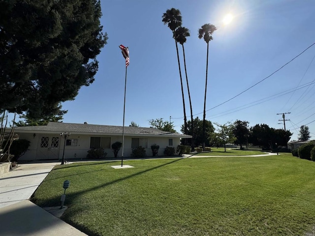 view of front of home with a front lawn