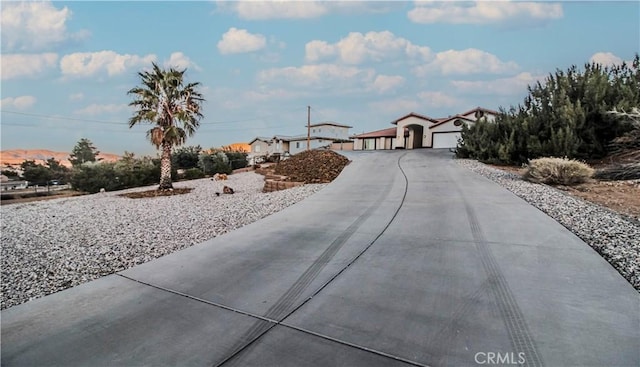 view of front facade with concrete driveway