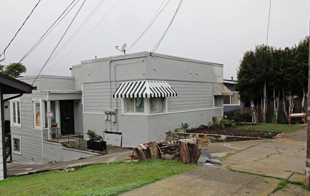 view of front of house with a front lawn