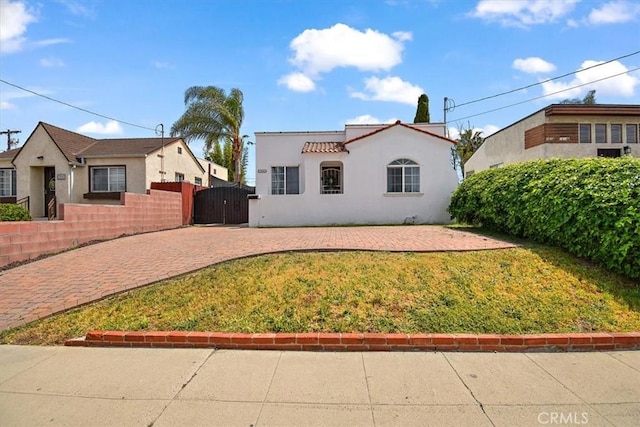 view of front of property with a front yard