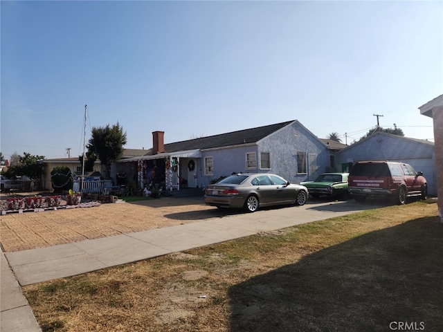 ranch-style home featuring a front lawn