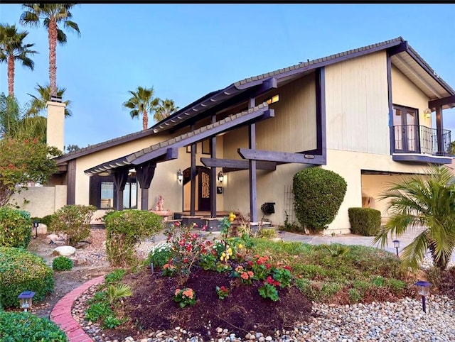 view of front of property featuring a balcony