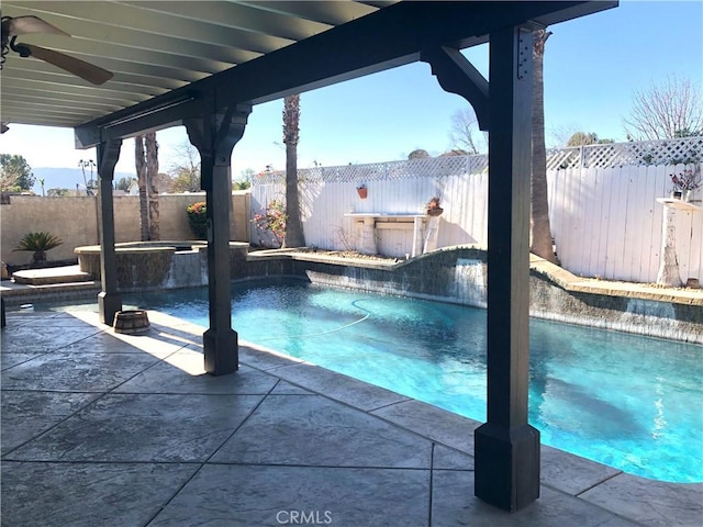 view of swimming pool featuring an in ground hot tub and ceiling fan