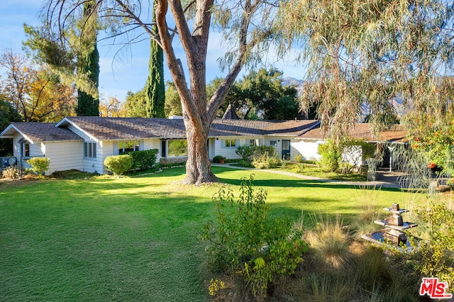 view of front of home featuring a front lawn