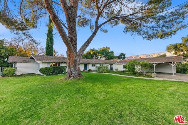 ranch-style home featuring a front lawn