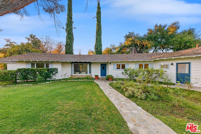 ranch-style home featuring a front lawn