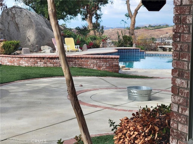 6966 Ranch View Rd, Riverside, CA 92506 - view of swimming pool featuring a jacuzzi and a patio area