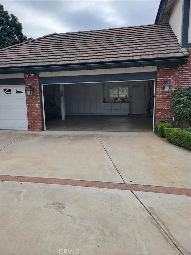 6966 Ranch View Rd, Riverside, CA 92506 - garage with concrete driveway