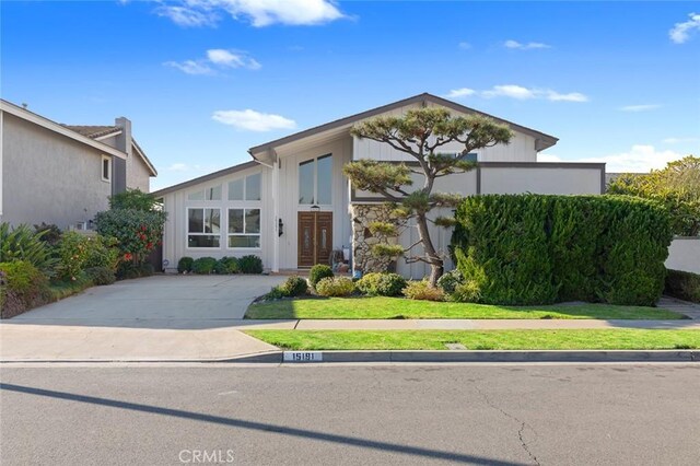 view of front of house featuring a front lawn