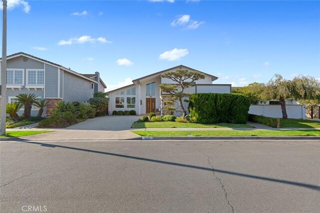 view of front of home featuring a front yard