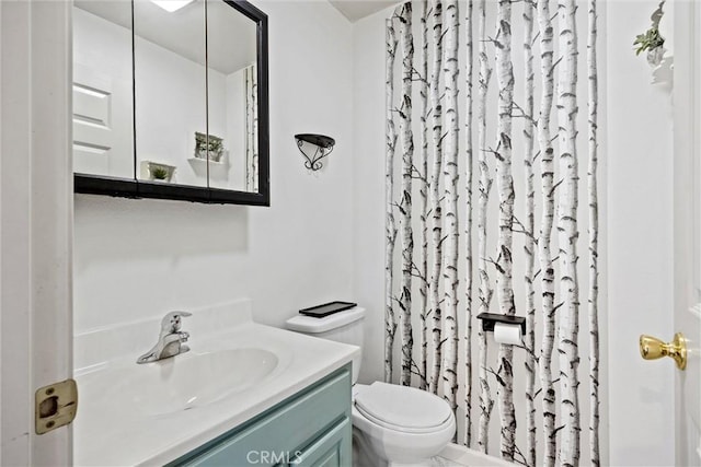 bathroom with toilet, a shower with shower curtain, and vanity